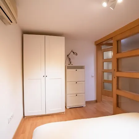 E3val1048 - Newly Decorated Flat Closed To The Cent
