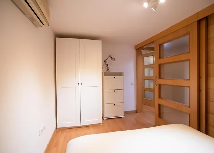 E3val1048 - Newly Decorated Flat Closed To The Cent